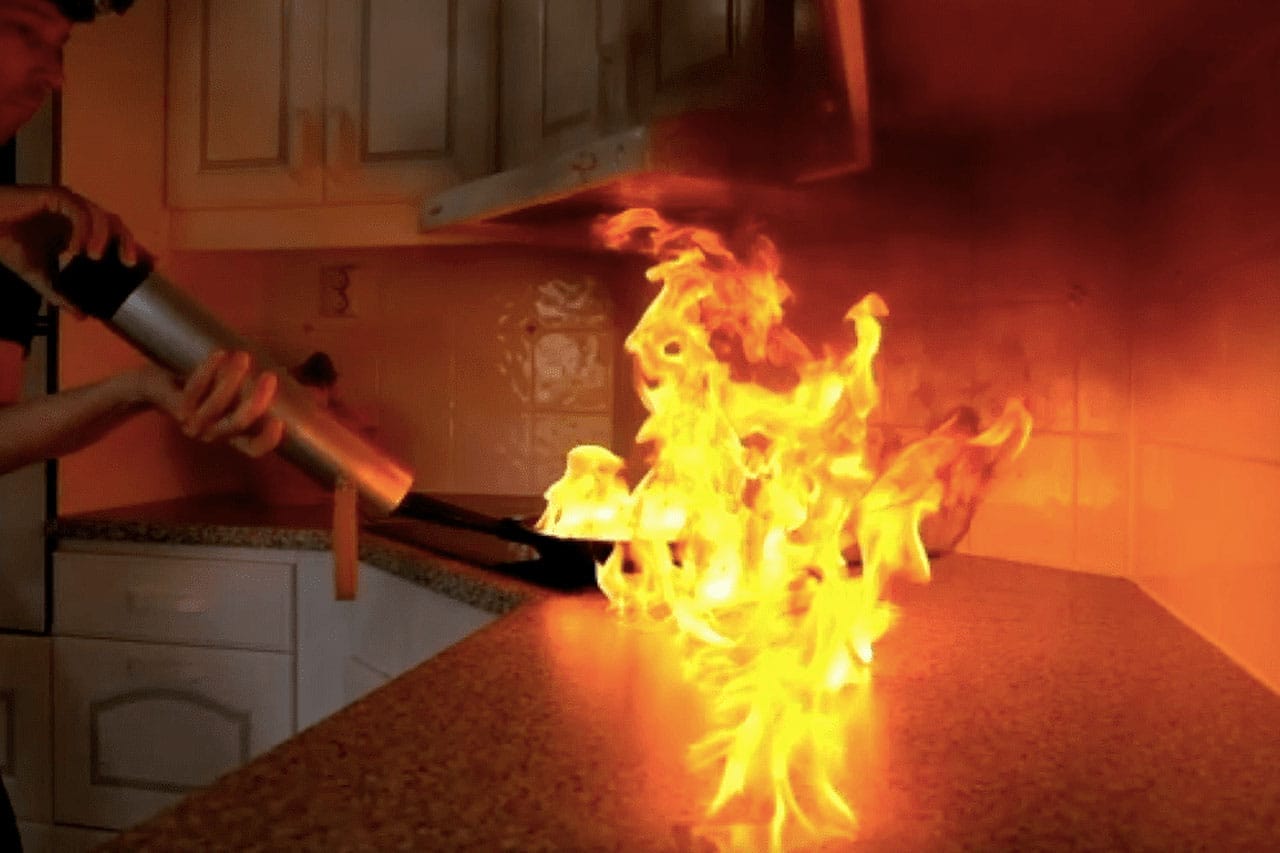Eldlåga från stekpanna släcks med en Firemill